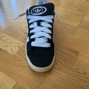 Adidas Campus 00 - Tjena! Säljer dessa campus 00 som endast är använda i en vecka. Låda och svarta snören tillkommer. Kvitto finns också!😊 Priset går såklart att diskutera vid snabb affär!🧛‍♂️✨✨