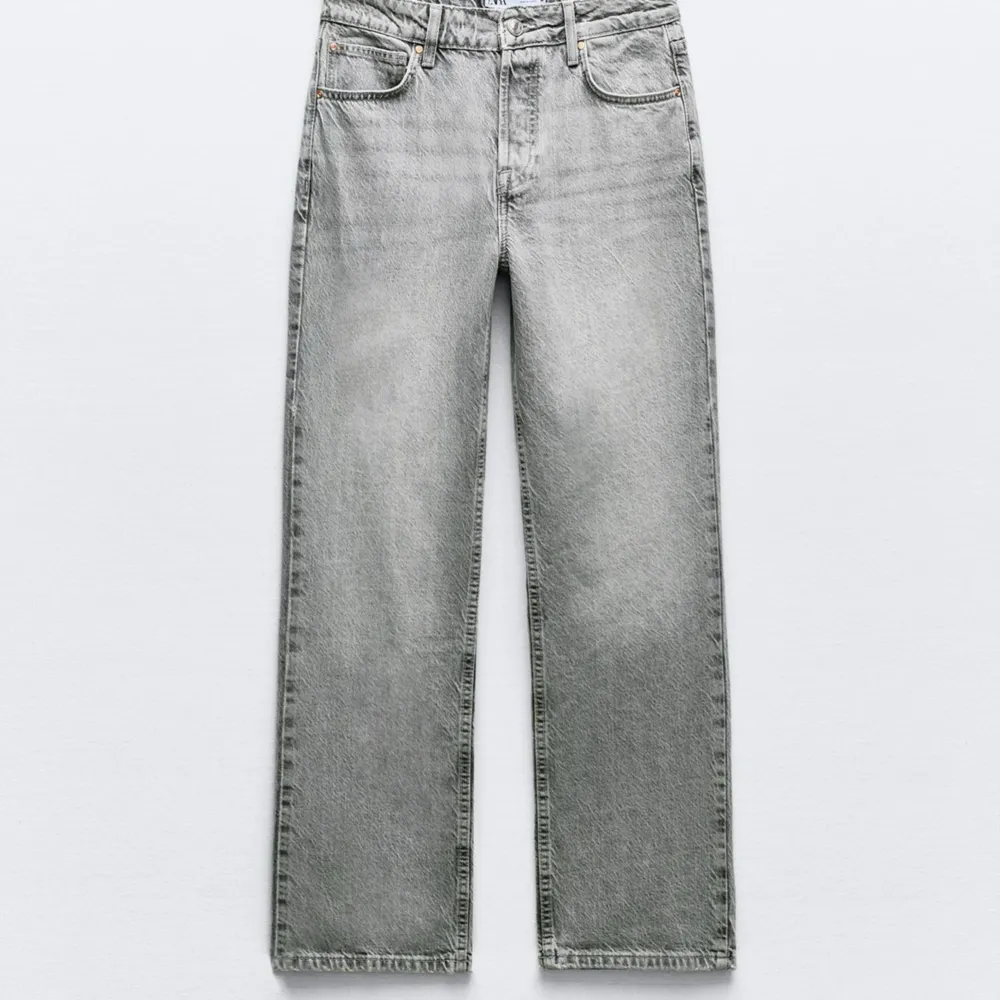 Gråa straight jeans från Zara, sitter super fint men används tyvärr inte längre🩶. Jeans & Byxor.