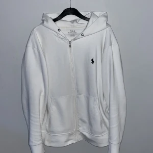 Ralph lauren zip - Tröjan är i bra skick, storlek S men passar M bättre. Säljer den pågrund av att tröjan är för stor på mig.