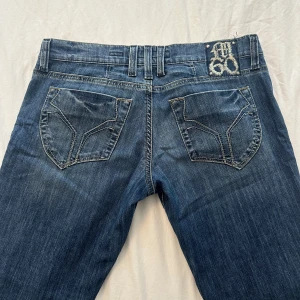 Lågmidjade jeans miss sixty  - Lågmidjade jeans från Miss Sixty. Säljer pga för stora. Köpta andra hand. Uppsydda av tidigare ägare (går att sprätta och göra längre då tyget finns kvar). Står ej strlk men skulle säga att de passar M Innerbenslängd: 76 Midja:43 (90 omkrets) LÄS BIO