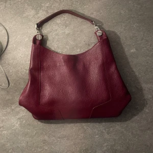 Vinröd väska - Vinröd väska i jätte bra skick