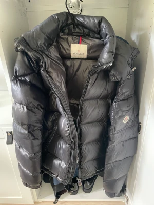 Moncler Maya - Säljer min Moncler Maya då den inte kommer komma till användning längre, Skick: 10/10 knappast använd haft den i några månader.  Pris kan diskuteras vid snabb affär.