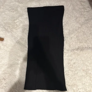 Ribbad kjol - En svart ribbad kjol i gott skick från Lindex❤️kostar 350 men säljer för 200