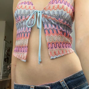 Sommartopp  - Säljer denna söta virkade toppen. Perfekt för en solig dag på stranden. Banden är justerbara. Säljer på grund av att jag aldrig använt den. ❤️