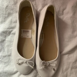 vita ballerina skor  - vita jättesöta ballerina skor, aldrig använda har prislappen kvar! 