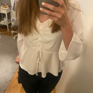 Fin somrig blus från flash women  - Den är i mycket bra skick och har en fin silvrig detalj på snörena💗 Är i storlek M!