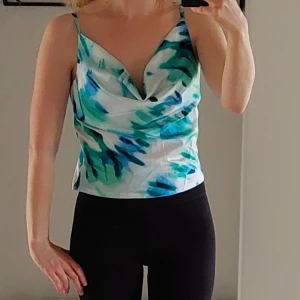 Nytt glansigt linne med snygg urringning, batik, tie dye strl S  - Nytt glansigt linne med snygg urringning strl S. Aldrig använt. Bara testad. Djurfritt och rökfritt hem. Missa inte mina andra annonser ❤️