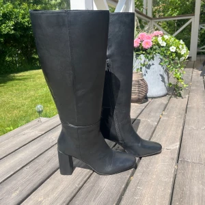 Stövlar - Stövlar från NA-KD i storlek 40. Aldrig använda utan endast provade. Skafthöjd 44 cm, klackhöjd 8 cm.