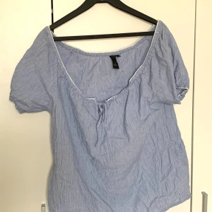 En ljusblå blus/topp - Använd några gånger men är i fin skick. 