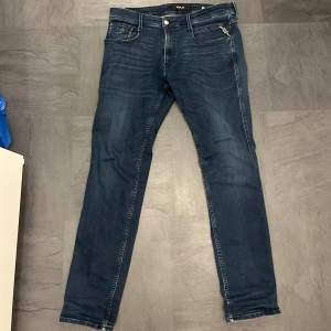 Säljer ett par stilrena Replay jeans i den populära modell Anbass, storlek 34/32 men sitter som 32/32. Jag säljer dem för endast 549kr. Nypris (1500-1800kr) Jeansen är i nyskick, inga skador/defekter. Priset går att diskutera!😊