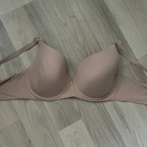 Ljusrosa BH!  - Storlek 90D 🫶🏻 BH:n är använd men i ett väldigt fint skick <3  Köparen står för frakt 😇 