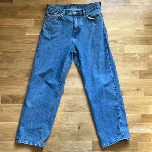 Weekday jeans galaxy - Säljer ett par weekday jeans i gott skick då de är lite för stora för min smak. Storleken är W 32 L 32. Pris kan diskuteras!