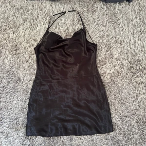 Satinklänning kort  - Aldrig använd. Faller superfint i ryggen.