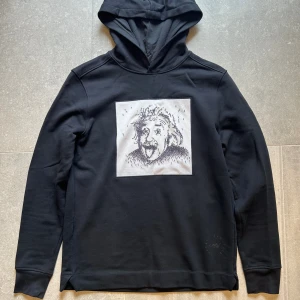 Limitato Hoodie - Säljer nu denna Limitato Hoodien med Einstein format. Den är använd fåtal gånger och är i princip i nyskick. Den är storlek M men passar även S. Hör av dig om du har några frågor eller funderingar! 