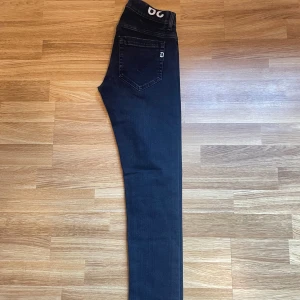 Dondup George - Tjena! Nu säljer vi dessa feta jeans ifrån märket Dondup i modellen "George" (slimfit). Jeansen är i storlek 29 med en riktigt go tvätt. Cond:9/10 Retail pris ligger omkring 3500 men hos oss endast 849, vid ytterligare frågor är det bara att skriva.⭐️