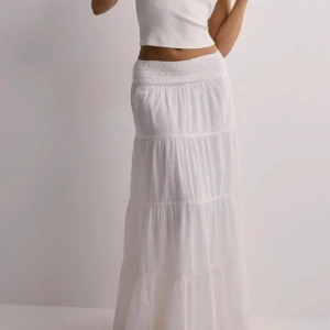 Kjol - Säljer denna kjol från Nelly som är helt slutsåld med prislapp kvar  Helt oanvänd och säljer pga det var fel storlek 