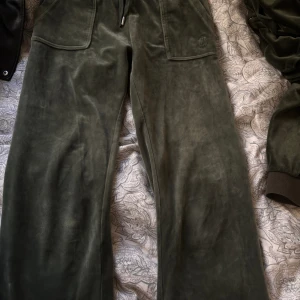 Juicy couture - Juicy couture i storlek xs färgen dark Moss. Köpra på Jackie i mal of Scandinavium. Säljer även tröjan