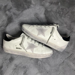 Golden Goose - Säljer mina Golden Goose skor vilket var för små för mig, skriv med frågor och byten. Använda 2-3 gånger. (Storlek 42 men sitter som 43). Pris kan diskuteras.