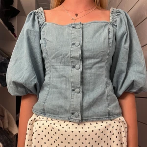 Jeans blus - Super fin jeansblus från hm som inte går att köpa längre! Skriv vid frågor eller fler bilder💕
