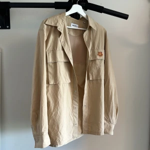 Kenzo Overshirt - Eftertraktad Overshirt i märket Kenzo, mycket bra skick!
