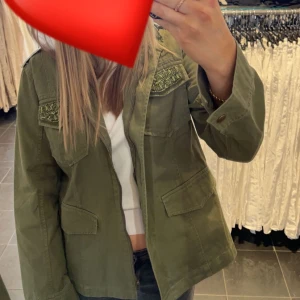 Grön jacka - grön jacka som är fin nu på sommaren och passar till de mesta! Köpt förra året och annvänd 3 gånger