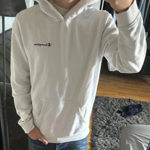 Champion hoodie herr  - En hoodie i storlek S men passar Xs av märket champion. Använd men har inga defekter, fraktas samma dag om tröjan köps innan 18:30 på vardagar. 