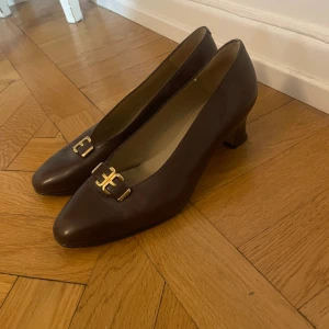 Vintage klackar - Så snygga knappt använda, vintage italienska klackar i brunt läder. I utmärkt skick.