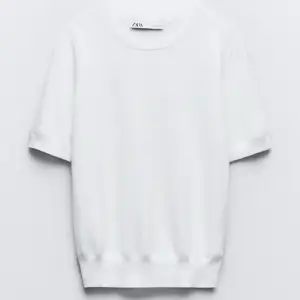 Säljer denna stickade T-shirten från zara i storlek S 