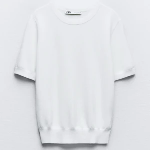 Stickad T-shirt  - Säljer denna stickade T-shirten från zara i storlek S 