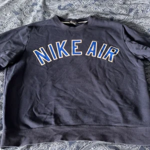 Nike Sweatshirt  - Snygg Nike Sweatshirt som inte kommit till användning. Storlek S men skulle säga att den sitter som M