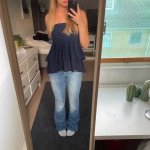 Blå topp/kjol - Super fin marinblå kjol som även går att använda som topp!😍🌊 Köpt second hand står inget märke! Skulle säga att strl är S-M!🫶🏼 Kan alltid diskutera pris och skicka fler bilder❣️