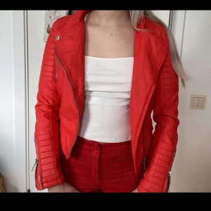 Röd Skinnjacka  - Storlek 36 men sitter mer som en 34. Näst intill oanvänd.
