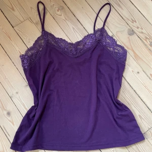 Linne med spets  - Linne med spets från Bik Bok. Storlek M. Lite nopprig/vintage skick men annars fint skick. 