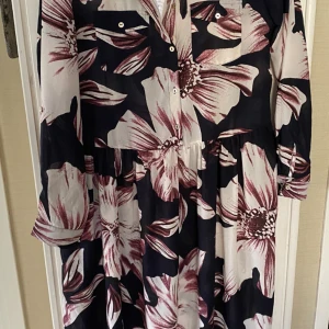 Fin klänning (aldrig använt) - Storlek 40 Märke OBJECT