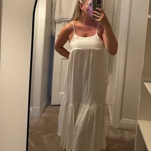 Klänning  - Super söt klänning som tyvärr blivit för liten för mig. 