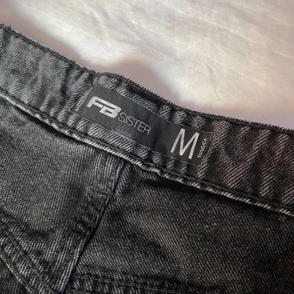 Högmidjade mörkgrå/svarta jeans-shorts från New Yorker. Står M men sitter nog bra på S och möjligtvis Xs. Köpte två somrar sen och använde knappt för att de inte var min stil, dock fina med texten ”no rain, no flowers” på baksidan. Shorts.