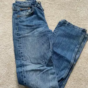 Blåa jeans från Zara som ej kommer till användning. Fint skick med inga defekter. Frakten ingår ej i priset