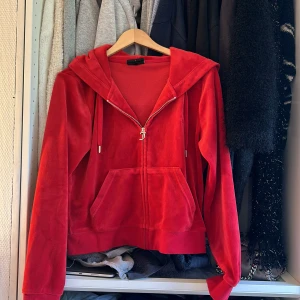 Juicy couture tröja - Storlek L, Köptes för drygt 2 år sen men har inte haft användning till den, den är i bra skick❤️