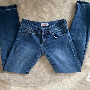 90s jeans - Skit snygga jeans köpta här på Plick för 500. Skriv till mig om ni vill buda osv!