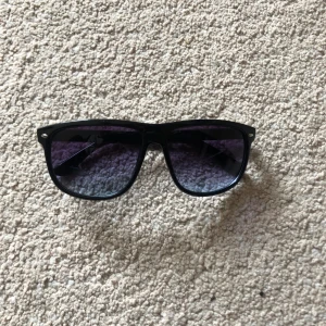 Solglasögon  - Solglasögon liknande Rayband Boyfriend till ett bra pris. De är ej använda och då inte kommit några repor eller liknande skador på solglasögonen.