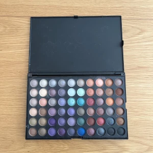 Ögonskuggspalett - Ögonskuggspalett med många skuggor