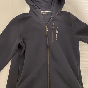 Sail Racing Hoodie  - Hej! Säljer du min sailracing hoodie som är använd ett par gånger men har inga skador, ser ut som ny. Storlek 170
