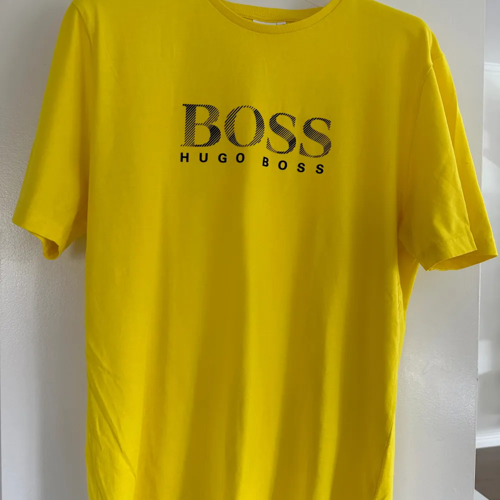 Snygg Boss T-shirt i storlek 16-18 år/ Small. T-shirts.