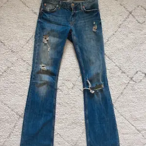 Jätte snygga lågmidjade bootcut jeans med slitningar❣️ Storlek 36💞 Pris går att diskutera💞💞