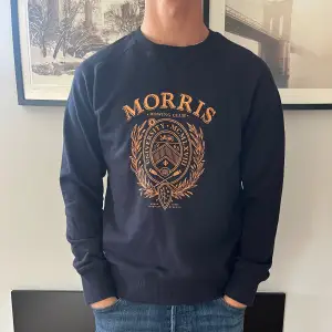 Säljer marinblå tröja från Morris. Mkt bra skick då den endast är använd max 2-3 ggr🍾 Storlek S men skulle mer säga att den passar M. Hör av er vid frågor eller funderingar! 💃🏼