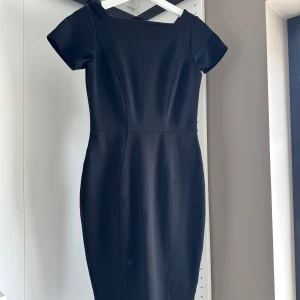 Closet - elegant klänning - Mycket fint skick på klänningen, endast använd några gånger. Passar 36-38