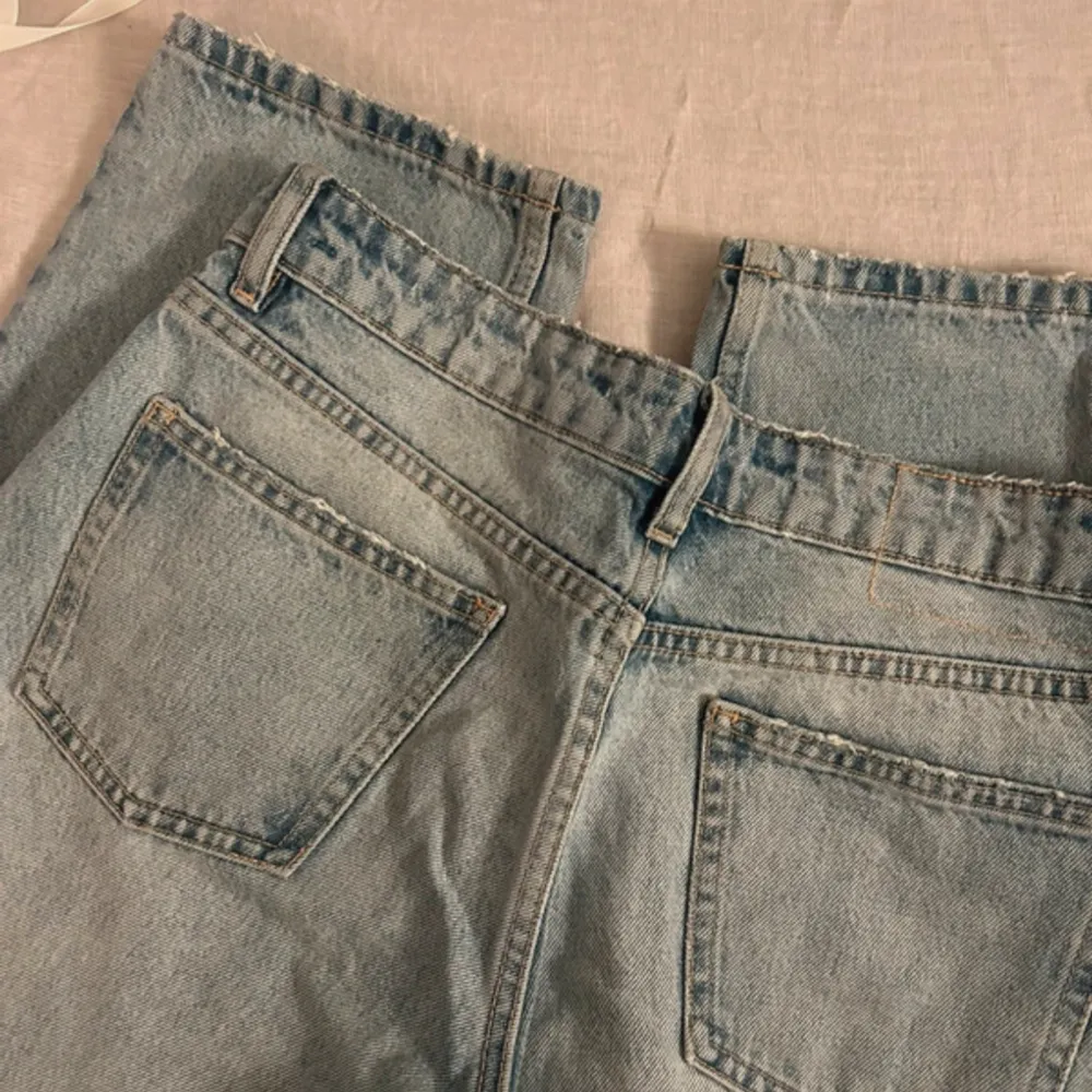 Mid/low waist raka jeans från zara. Byxorna är i strl 38 men passar även 36. Endast använt ett fåtal gånger och har inga defekter. 💙 . Jeans & Byxor.