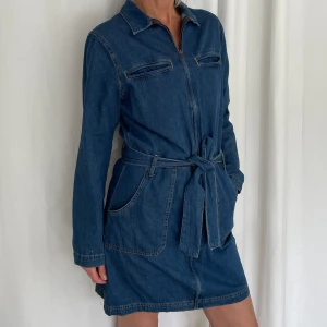 Jeansklänning  - Jeansklänning från Bikbok i storlek S. Fint skick, knappt använd. 