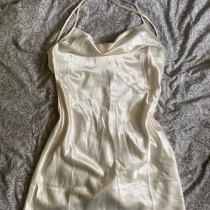 Satinklänning - Vit satinklänning i storlek 34, använd ett få tal gånger