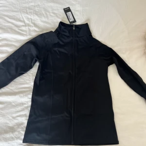 Tränings kofta  - Helt ny oanvänd tränings kofta från Boohoo.  Kan används för träning eller vardagligt.